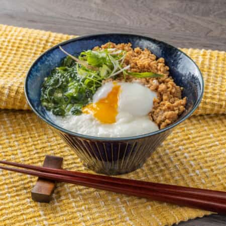 【特製】温玉鶏そぼろねば丼｜三田でテイクアウト・デリバリーならデリステーション田町店