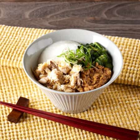 【旨味広がる】サバ塩麴焼きと生姜漬けのねば丼｜三田でテイクアウト・デリバリーならデリステーション田町店