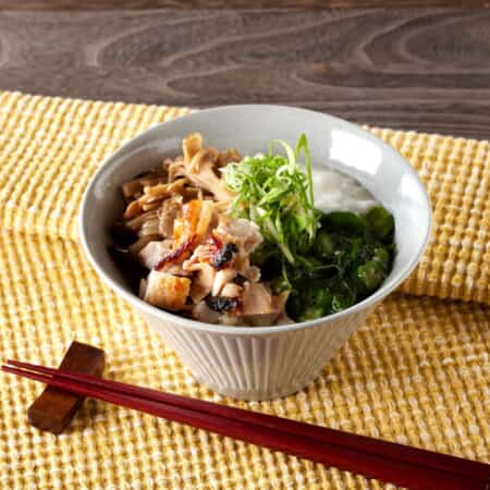 【香る味覚】きのこと鶏塩麴焼きのねば丼｜三田でテイクアウト・デリバリーならデリステーション田町店